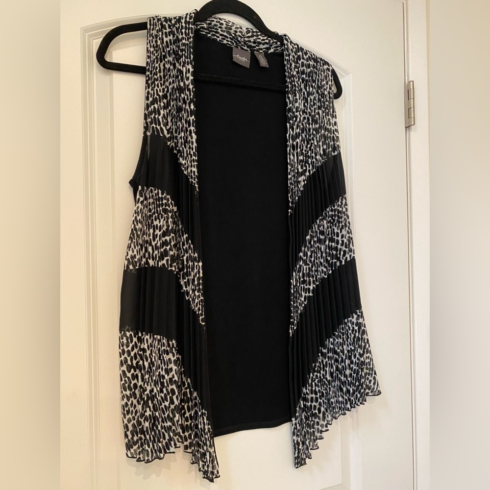 Chico’s black & white soft vest - Size small
